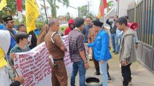 aksi-demo-mahasiswa-meminta-kejati-kaltim-mengawasi-dana-jaminan-reklamasi.jpg