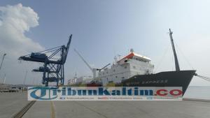 aktivitas-bongkar-muat-di-kkt_20160823_125401.jpg