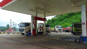 antrean-truk-di-salah-satu-spbu-di-kota-samarinda-pemkot-samarinda-akan-mengeluarkan.jpg