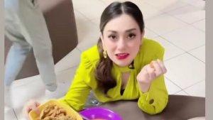 celine-makan-ikan-asin.jpg