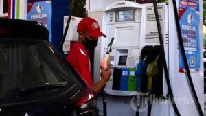 etugas-mengisikan-BBM-jenis-Pertalite-di-SPBU.jpg
