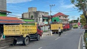 ilustrasi-antrean-truk-di-salah-spbu-di-bontang-yang-memberlakukan-fuel-card.jpg