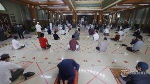 jamaah-melaksanakan-shalat-jumat-di-masjid-agung-al-barkah-kota-bekasi.jpg