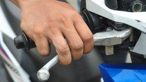 jari-selalu-menempel-di-tuas-rem.jpg