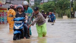 kendaraan-mogok-di-banjir.jpg