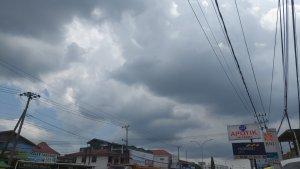 langit-berawan-di-atas-kecamatan-sangatta-utara-kabupaten-kutai-timur.jpg