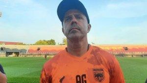 pelatih-borneo-fc-samarinda-ansre-gaspar-dijumpai-di-sela-sela-latihan-rutin.jpg