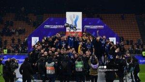 pemain-inter-milan-merayakan-dengan-trofi-piala-super-italia.jpg
