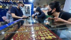 pengunjung-antusias-belanja-emas-maupun-menjual-emas-saat-harga-emas-turun.jpg