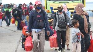 penumpang-kapal-yang-baru-turun-di-pelabuhan-balikpapan.jpg