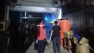 petugas-gabungan-memeriksa-bekas-titik-api-yang-nyaris-membesar-di-salah-satu-ruko.jpg