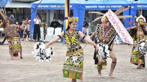 salah-satu-kegiatan-seni-tradisional-di-desa-budaya-pampang-kota-samarinda.jpg