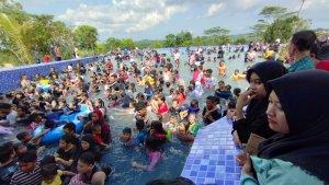 sejumlah-pengunjung-menikmati-wisata-kolam-ombak-pemandian-serayu.jpg