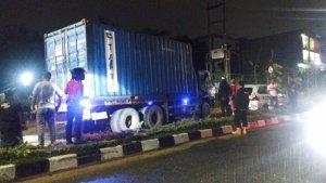 truk-kontainer-bermuatan-terlihat-ringsek-di-tanjakan-Mazda-Balikpapan.jpg