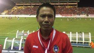 yunus-nusi-pakek-kaos-merah.jpg