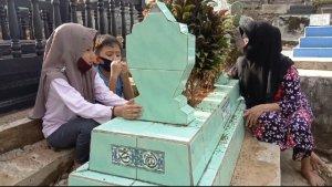 ziarah-kubur-sepi-jelang-ramadhan.jpg