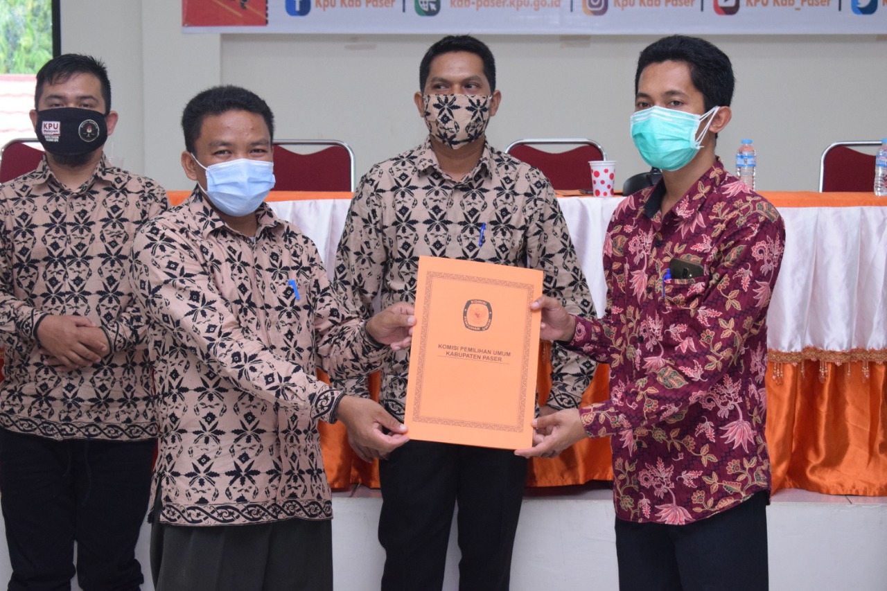 04-ketua-kpu-paser-abdul-qayyim-rasyid-disaksikan-komisioner-kpu-paser-lainnya-menyerahkan.jpg