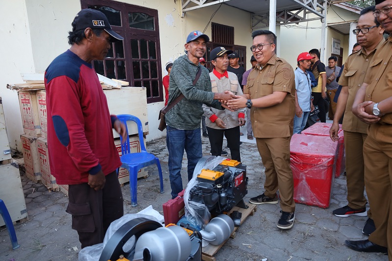 Program Kukar Idaman Terus Bergulir, Wabup Kukar Serahkan Bantuan untuk Nelayan di Marangkayu