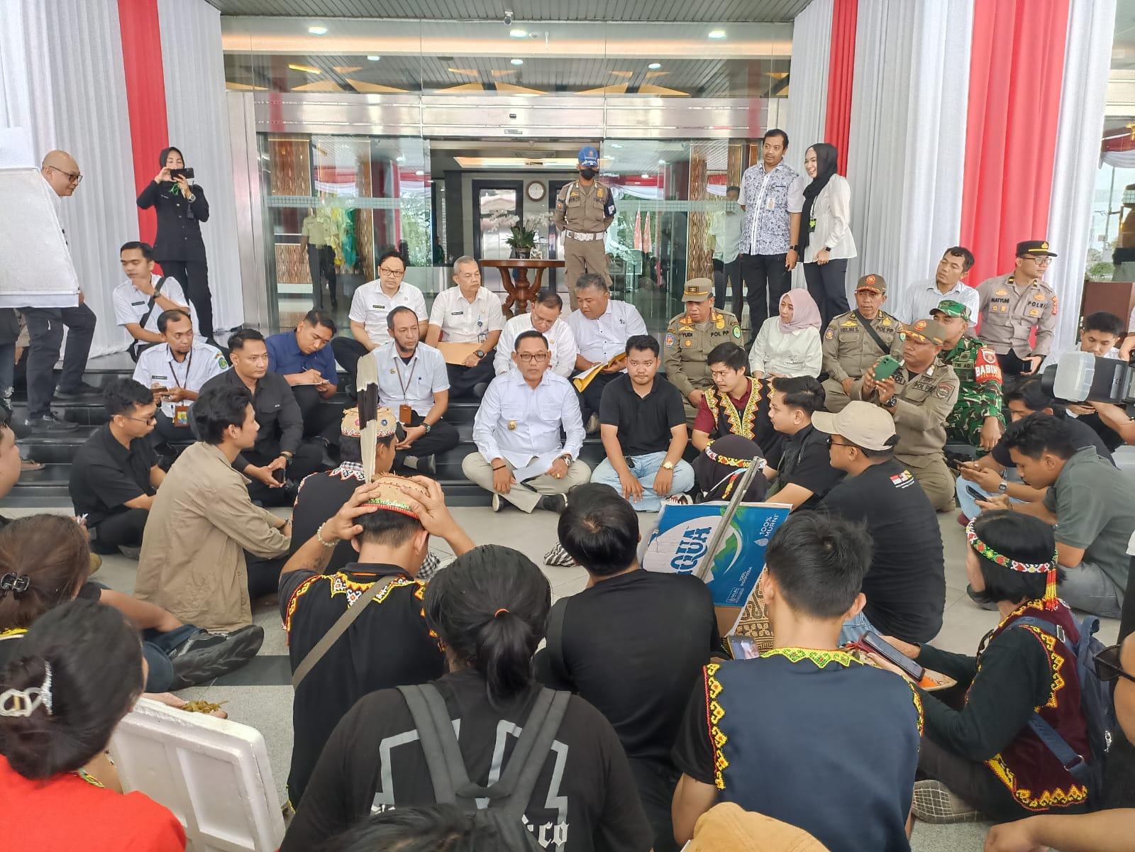 06082025-Mahasiswa-Mahulu-berdiskusi-dengan-Wakil-Gubernur-Kaltim-Seno-Aji.jpg
