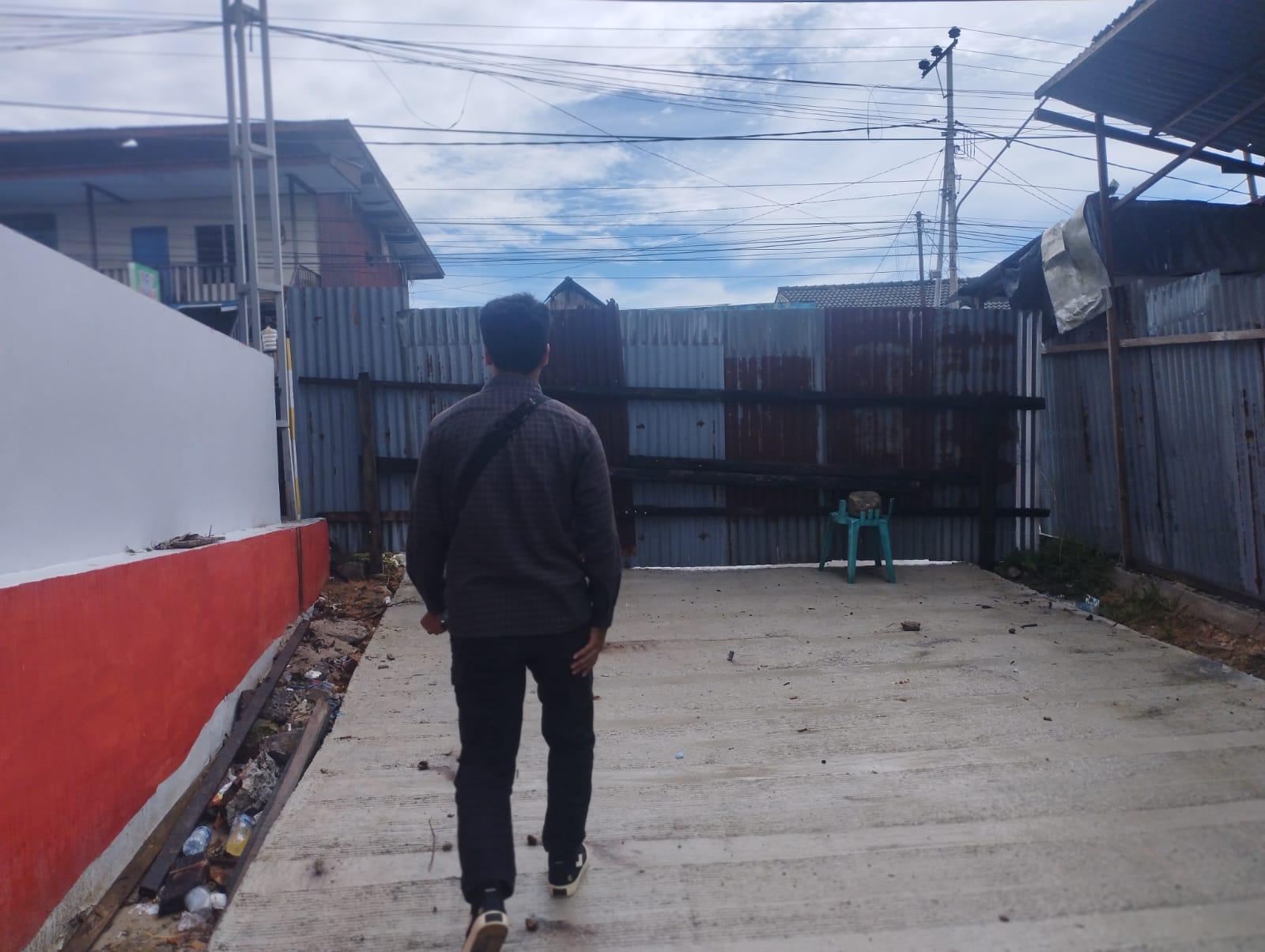 Oknum Ahli Waris Tutup Jalan di Karang Rejo Balikpapan, Warga Terpaksa Lewat Celah Rumah