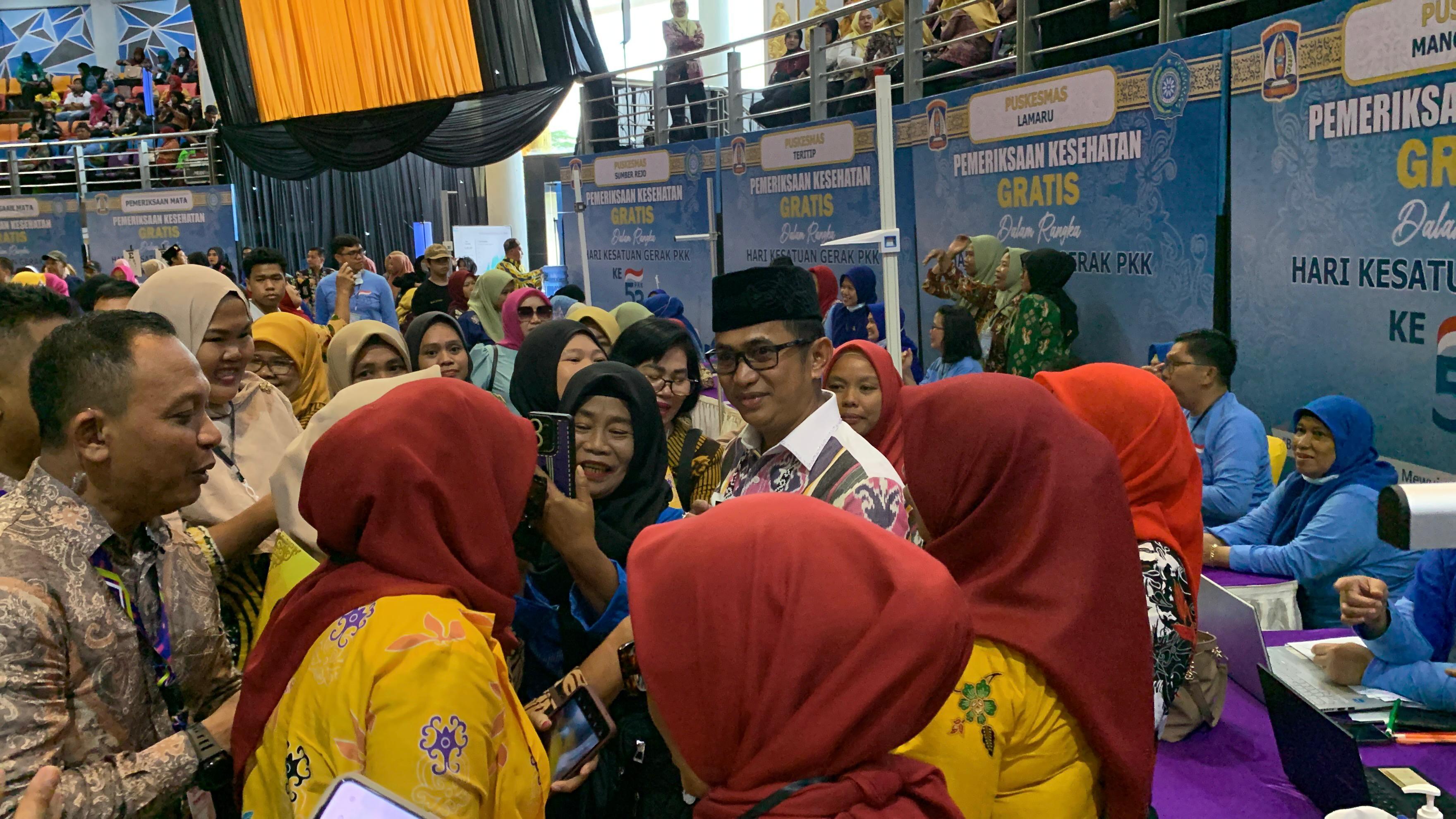 Emak-emak Histeris Rebutan Voucher dari Walikota Balikpapan Rahmad Mas'ud di Expo UMKM HUT Dekranas