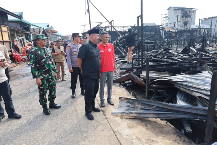 100923_tinjau_lokasi_kebakaran_muara_kaman.jpg