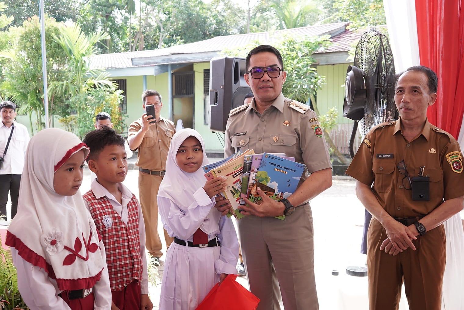 14072025-Walikota-Samarinda-Andi-Harun-menyerahkan-LKPD-gratis.jpg