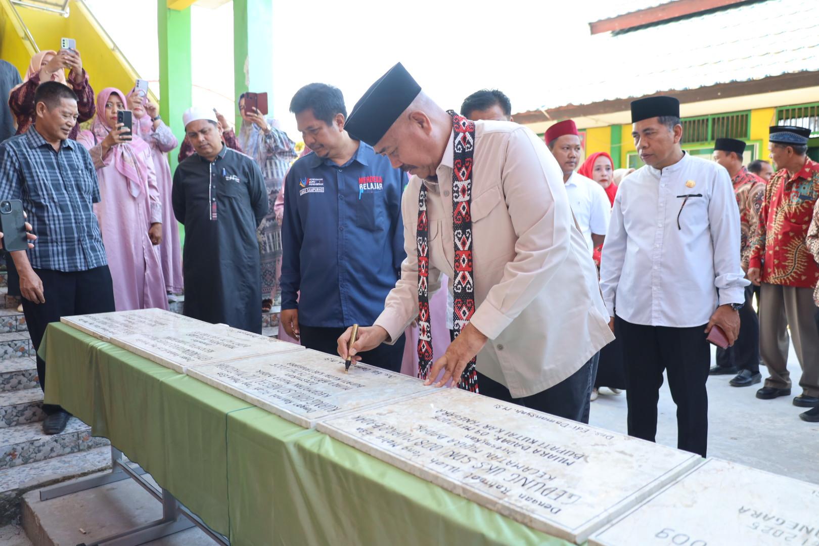 19052025_Bupati_saat_meresmikan_gedung_Sekolah_Dasar_Negeri_SDNJPG.jpg