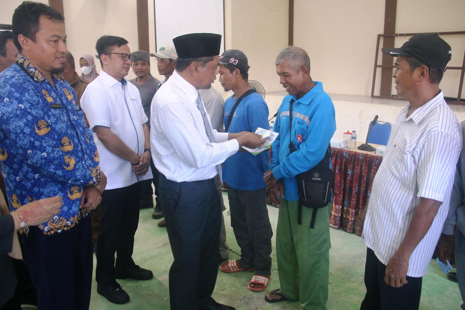 20230523_Bupati-PPU-Hamdam-serahkan-Kartu-Jaminan-Sosial-Ketenagakerjaan.jpg