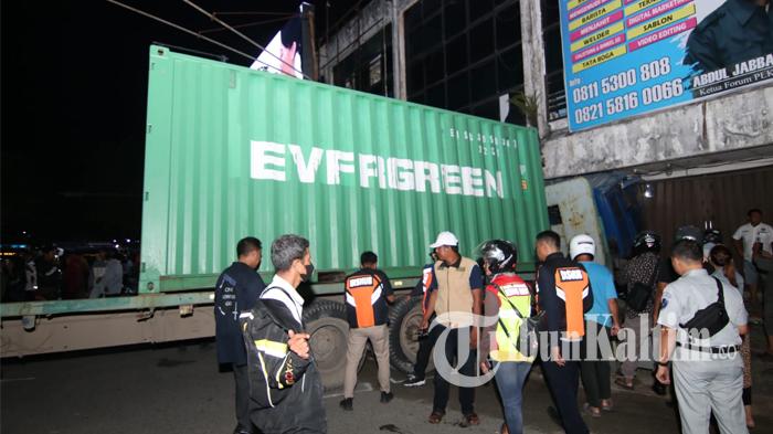 FOTO-FOTO: Momen Kecelakaan Mengerikan di Rapak Balikpapan Rabu Malam 24 Mei 2023 - 20230524_Foto-foto-Kecelakaan-Rapak-Balikpapan_5.jpg