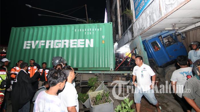 FOTO-FOTO: Momen Kecelakaan Mengerikan di Rapak Balikpapan Rabu Malam 24 Mei 2023 - 20230524_Foto-foto-Kecelakaan-Rapak-Balikpapan_7.jpg