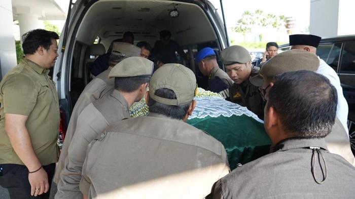 FOTO-FOTO: Momen Kedatangan Jenazah Norbaiti Isran Noor dan Suasana Rumah Duka - 20230525_Momen-kedatangan-jenazah-Norbaiti-Isran-Noor-dan-suasana-rumah.jpg