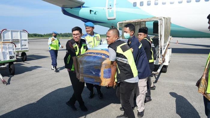 FOTO-FOTO: Momen Kedatangan Jenazah Norbaiti Isran Noor dan Suasana Rumah Duka - 20230525_Momen-kedatangan-jenazah-Norbaiti.jpg