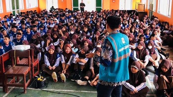 20230529_PLN-sosialisasi-tentang-kelistrikan-kepada-pelajar-SMP-Negeri-8-Samarinda-Seberang.jpg
