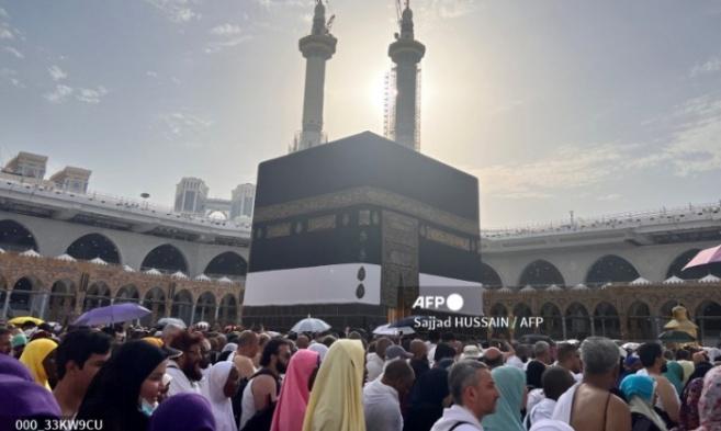 20230626_Jamaah-haji-di-sekitar-Kabah_.jpg
