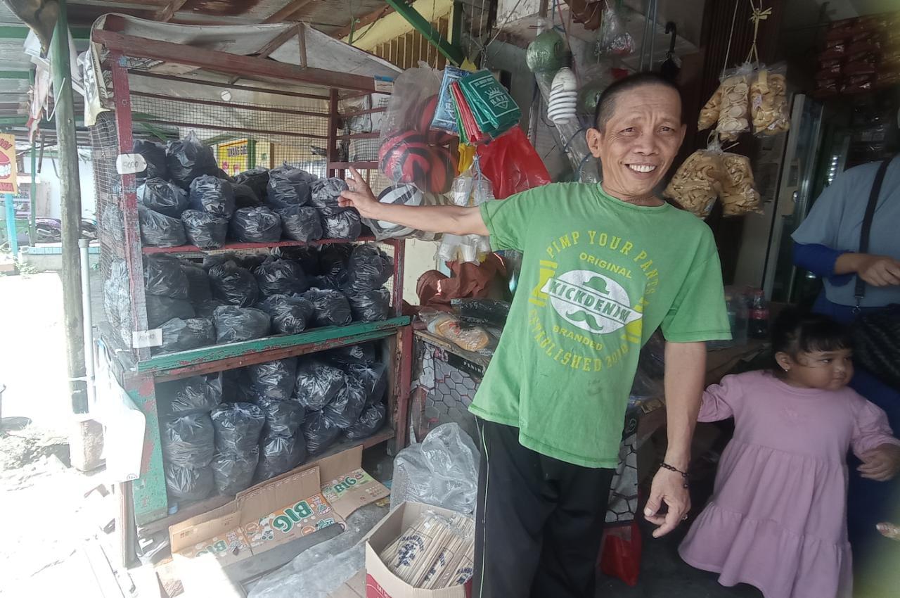 Penjual Arang dan Tusuk Sate Dadakan Menjamur di Pasar Tangga Arung Kukar