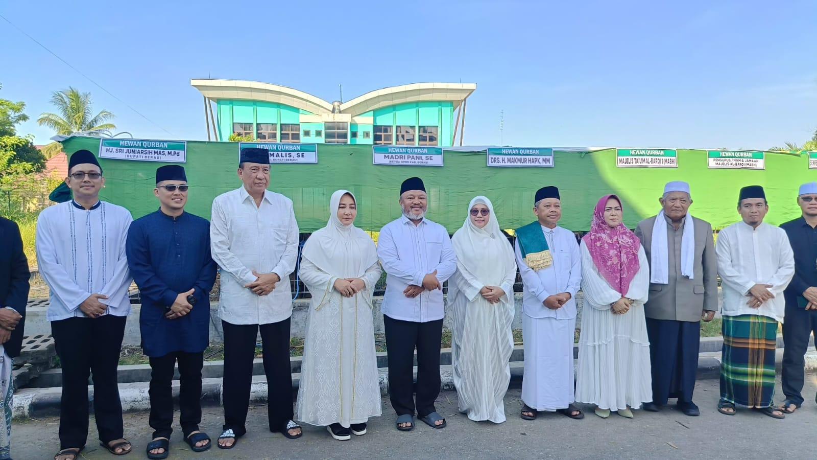 20230629_Moment-Salat-Idul-Adha-1444-H-di-Masjid-Agung-Baitul-Hikmah-Berau.jpg