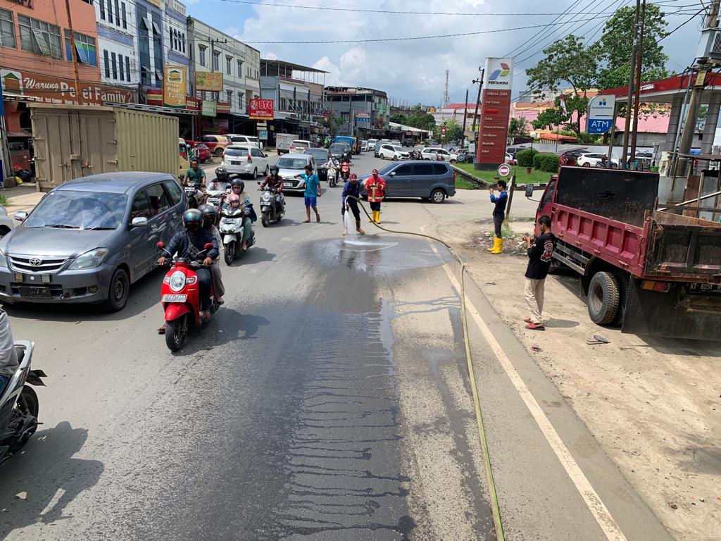 20230702_-Petugas-Disdamkar-Kota-Samarinda-membersihkan-tumpahan-solar.jpg