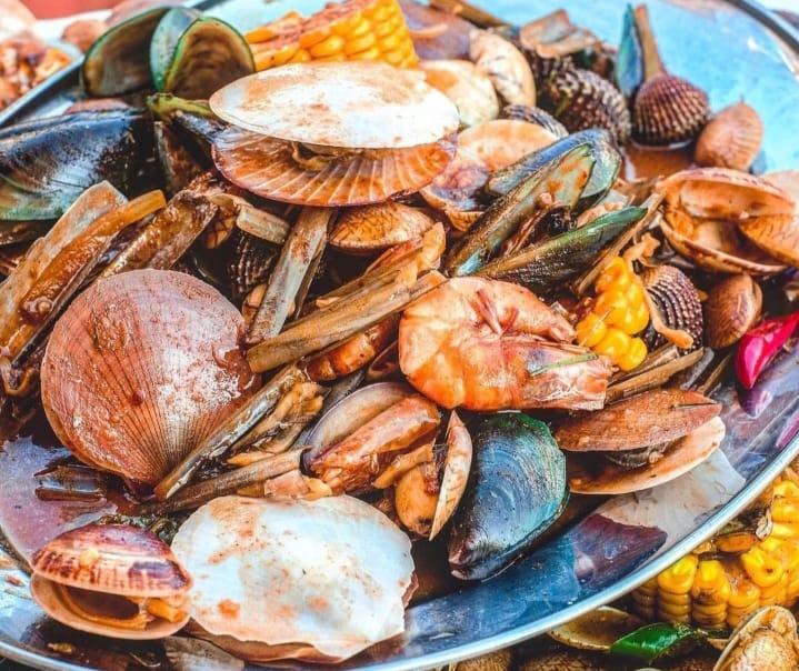 King Kerang Balikpapan Sajikan Paket Mix dengan Konsep Makan Dihambur