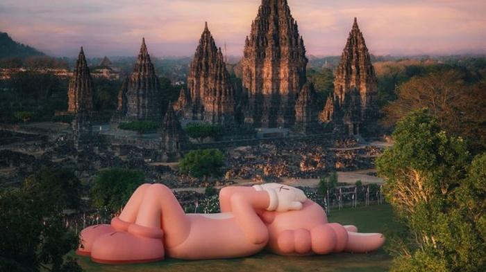 20230819_Tur-pameran-dunia-KAWS-Holiday-hadir-di-Candi-Prambanan.jpg