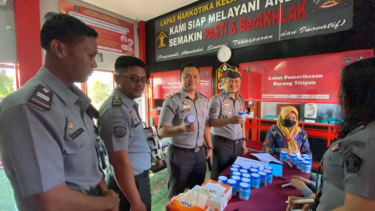 Ratusan Petugas dan WBP Lapas Narkotika Samarinda Ikuti Tes Urine Dadakan