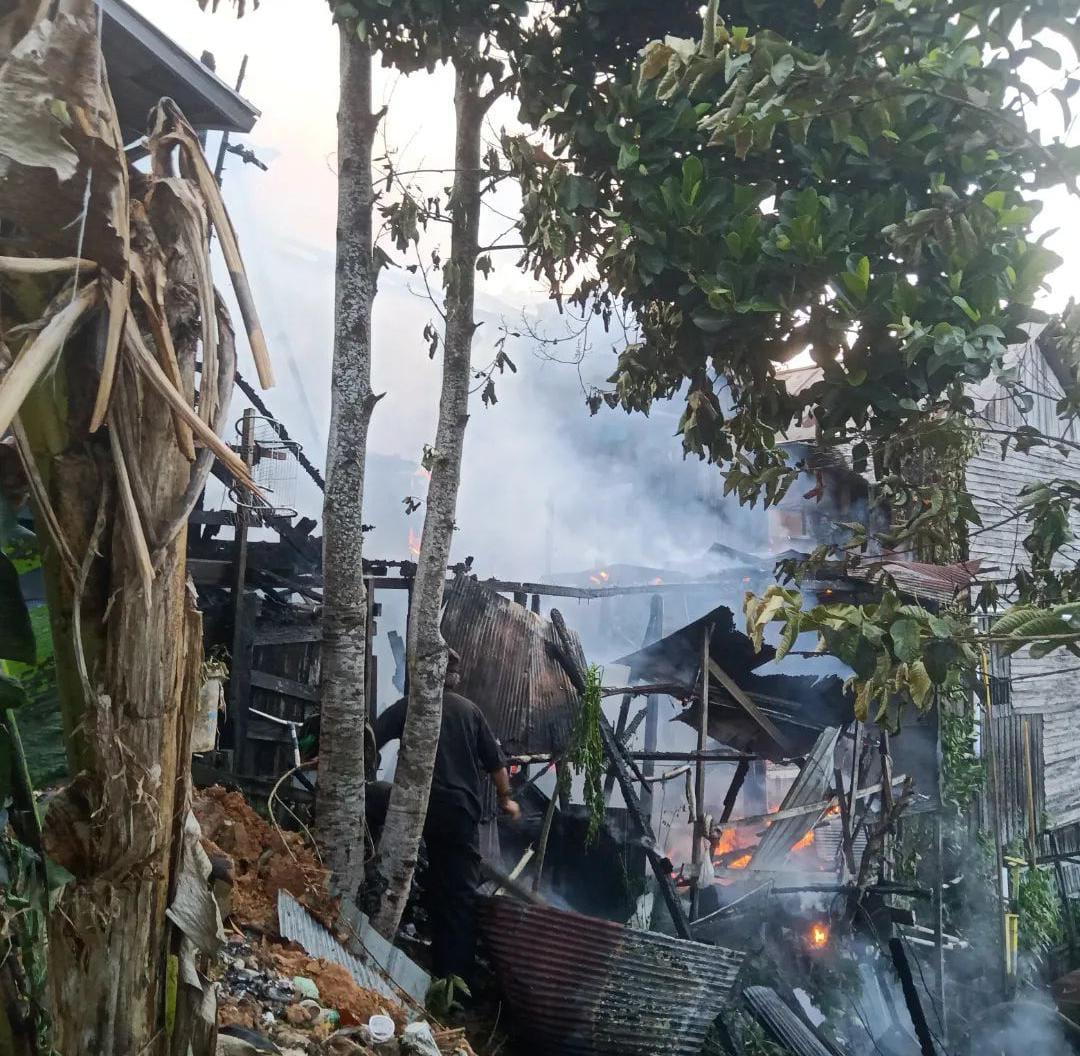 20230913-Dua-rumah-tunggal-ludes-terbakar.jpg