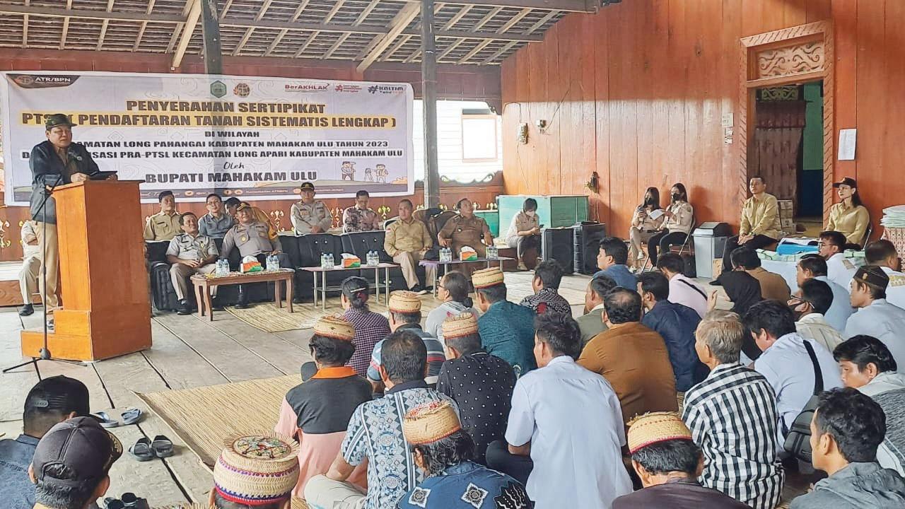 20230914_Bupati-Bonifasius-Belawan-Geh-Beri-Sertifikat.jpg