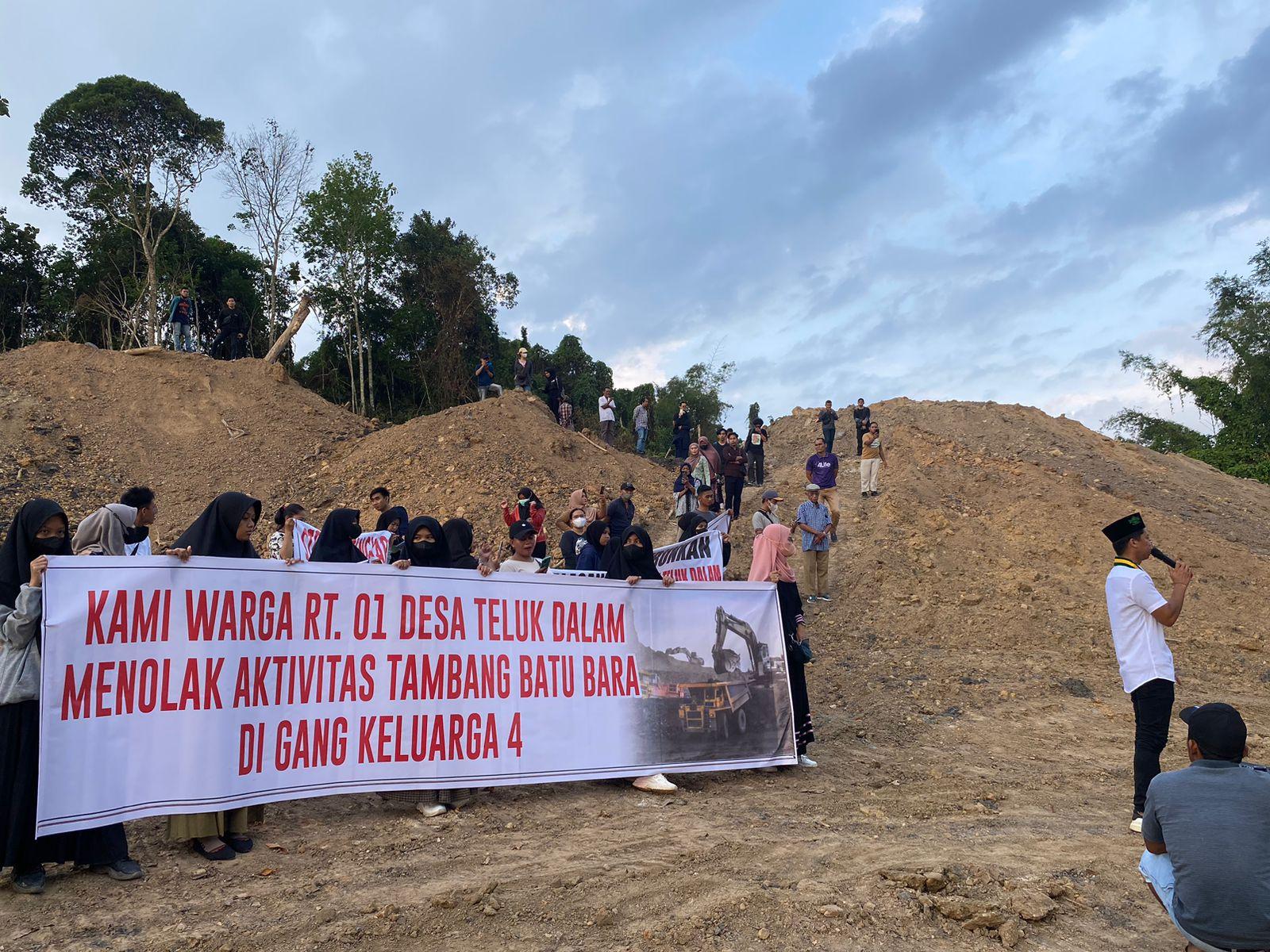 Perempuan Desa Teluk Dalam Kukar Aksi Tolak Tambang, Diduga Ilegal