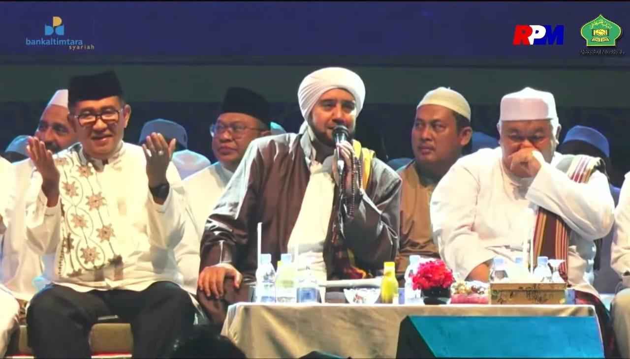 20231028_Habib-Syekh-bin-Abdul-Qadir-dan-Pj-Gubernur-saat-momen-Kaltim-Bersholawat-2023.jpg