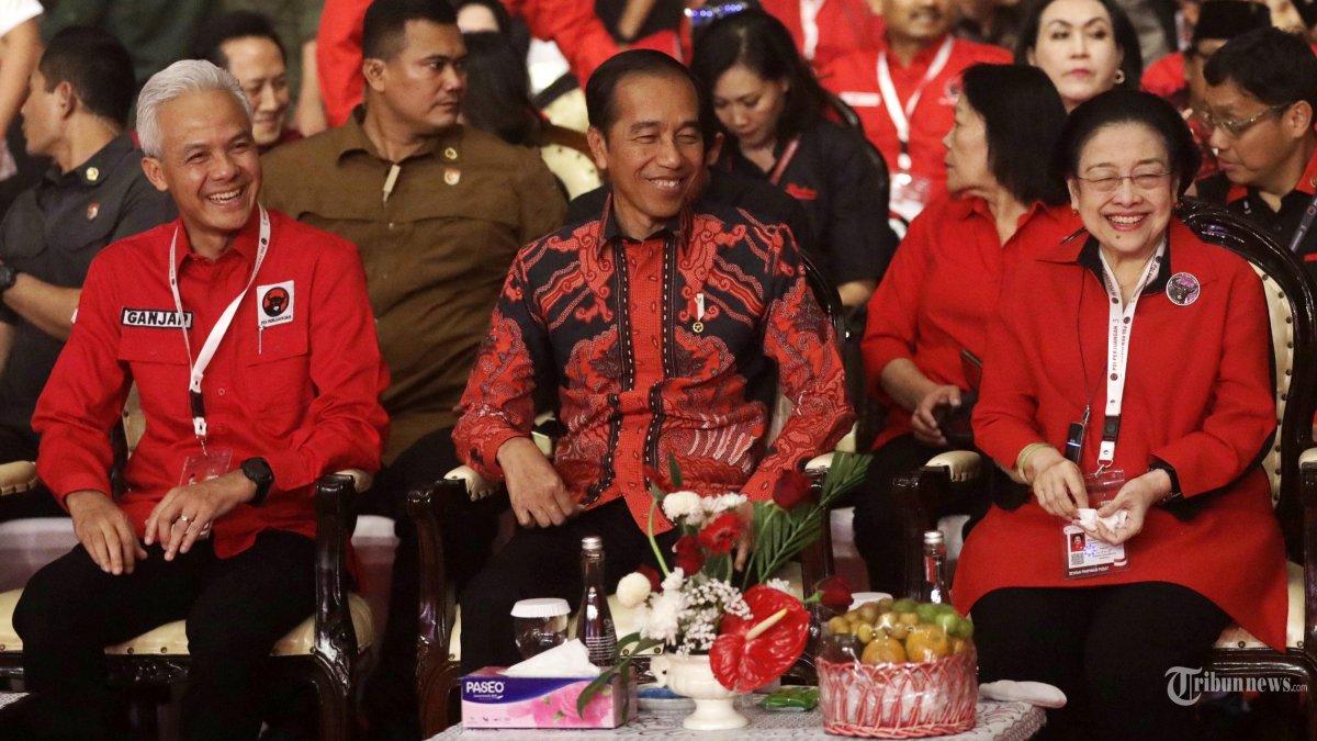 20231028_Jokowi-Megawati_Sekjen-PDIP-Hasto-membongkar-sumber-info-Pak-Lurah-minta-3-periode.jpg