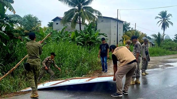 20231106_Bawaslu-bersama-Satpol-PP-Paser-saat-melakukan-penertiban-alat-peraga-kampanye.jpg