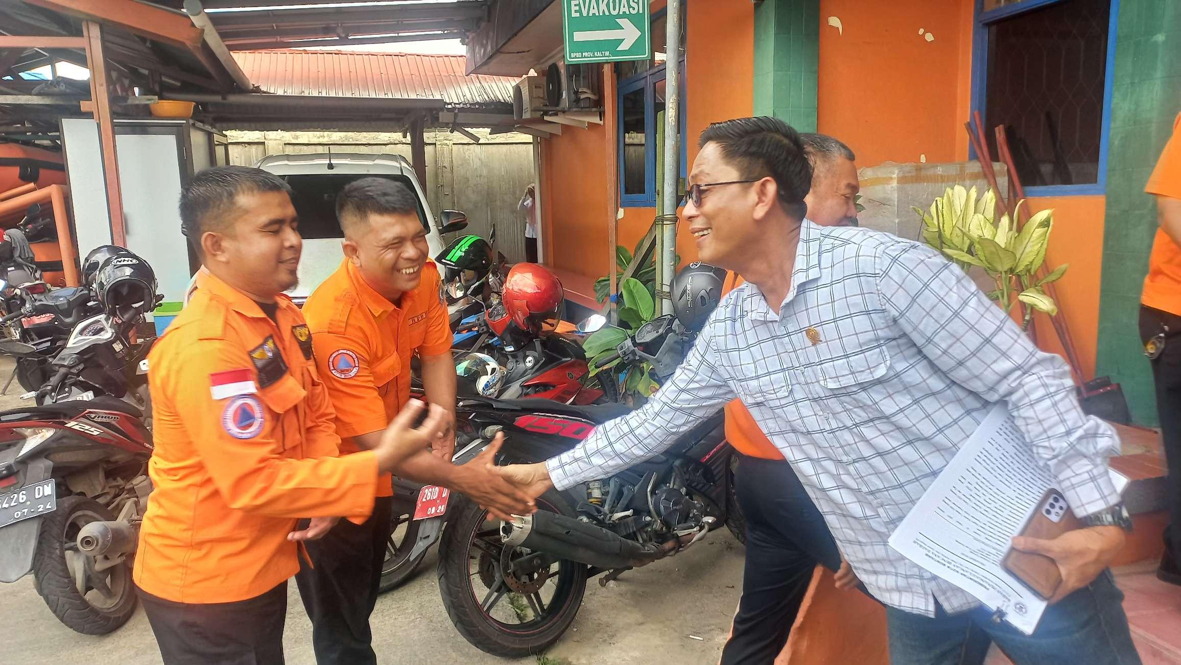 20231107_Bakhtiar-Wakkang-menyapa-petugas-BPBD-Bontang.jpg