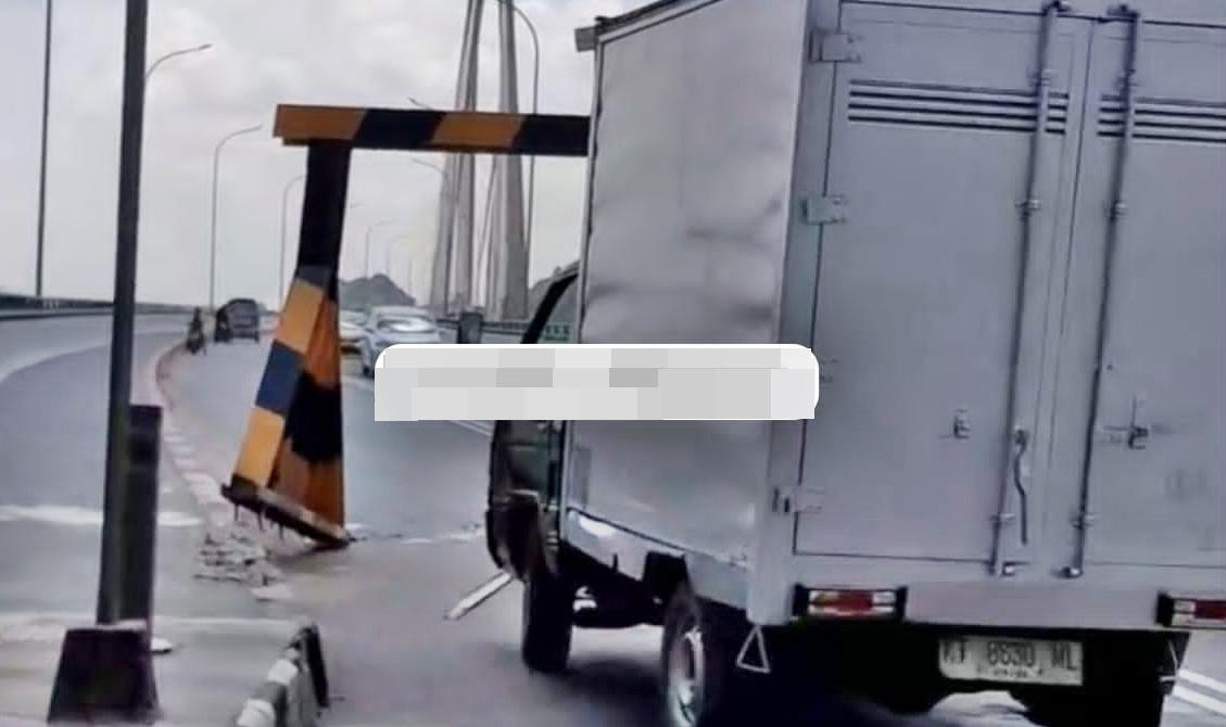 Portal di Jembatan Achmad Amins Lepas, Dishub Samarinda Langsung Lakukan Pengecekan