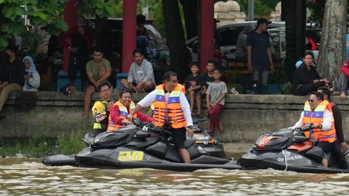 20231126_Pj-Gubernur-Kaltim-Akmal-Malik-bersama-Walikota-Samarinda-Andi-Harun-saat-menjajal-jetski.jpg